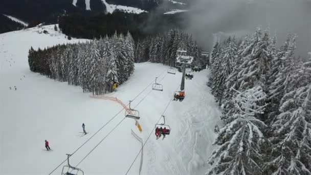Ανελκυστήρας Ανυψώνει Σκιέρ Και Snowboarders Για Ένα Χρόνο Στο Χιονοδρομικό — Αρχείο Βίντεο