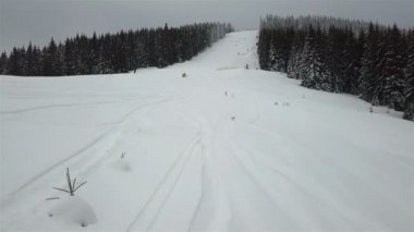 Kayakçı ve snowboard düşkünleri için freeride kökenli havadan görünümü