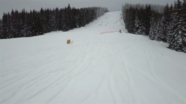 Kayakçı ve snowboard düşkünleri için freeride kökenli havadan görünümü