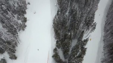 Birçok kayakçılar ve snowboard kayak pisti inerler