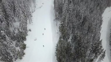 Birçok kayakçılar ve snowboard kayak pisti inerler
