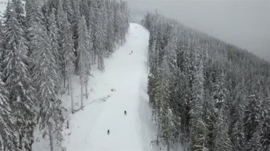 Birçok kayakçılar ve snowboard kayak pisti inerler