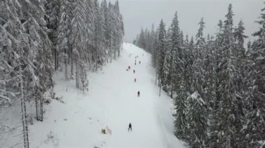 Birçok kayakçılar ve snowboard kayak pisti inerler