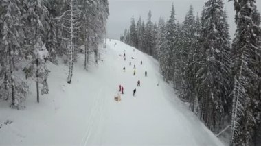 Birçok kayakçılar ve snowboard kayak pisti inerler