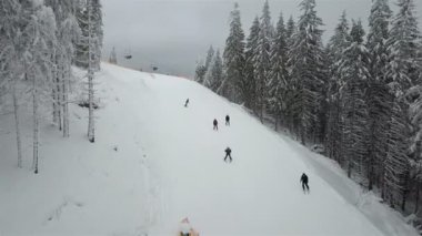 Birçok kayakçılar ve snowboard kayak pisti inerler