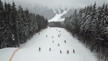 Birçok kayakçılar ve snowboard kayak pisti inerler