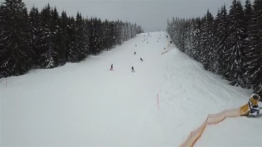 Birçok kayakçılar ve snowboard kayak pisti inerler