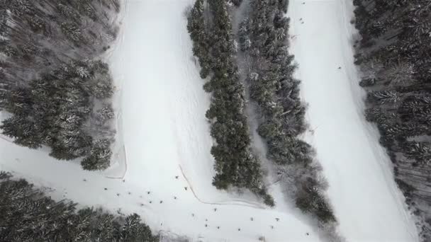 Abfahrtshang Für Skifahrer Und Snowboarder Skigebiet Von Oben — Stockvideo