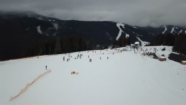 Многие Лыжники Сноубордисты Спускаются Склону — стоковое видео