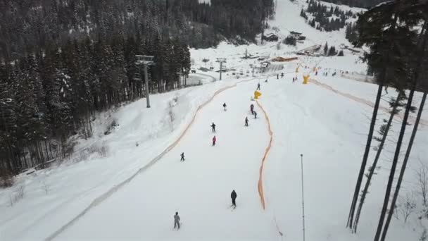 Muchos Esquiadores Snowboarders Descienden Por Pista Esquí — Vídeos de Stock