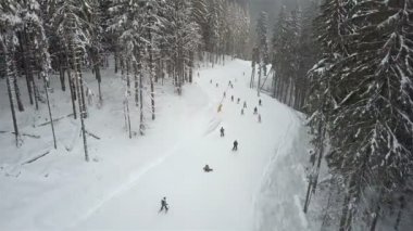 Birçok kayakçılar ve snowboard kayak pisti inerler