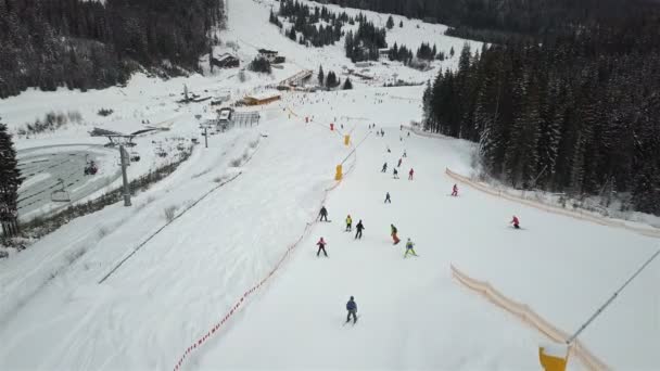 Muchos Esquiadores Snowboarders Descienden Por Pista Esquí — Vídeos de Stock