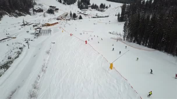 Muchos Esquiadores Snowboarders Descienden Por Pista Esquí — Vídeos de Stock