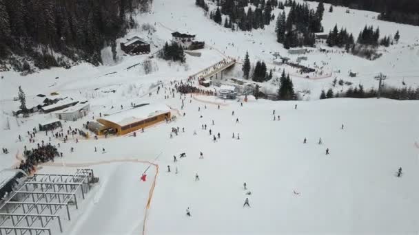 Vele Skiërs Snowboarders Afdalen Van Skipiste — Stockvideo