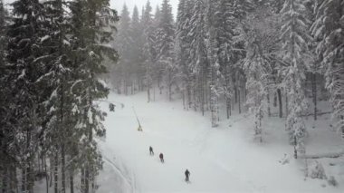 Birçok kayakçılar ve snowboard kayak pisti inerler