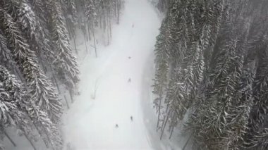 Birçok kayakçılar ve snowboard kayak pisti inerler