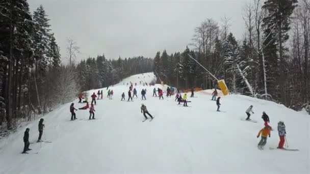 Muchos Esquiadores Snowboarders Bajan Por Ladera Montaña — Vídeos de Stock