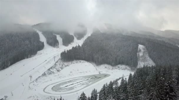 Κλίση Για Μείωση Των Σκιέρ Και Snowboarders Στο Χιονοδρομικό Top — Αρχείο Βίντεο