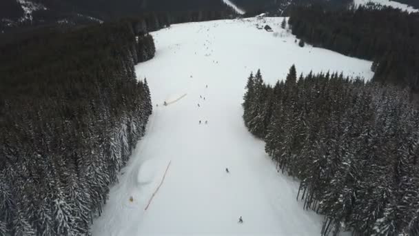 Skifahrer Und Snowboarder Fahren Einem Skigebiet Die Piste Hinunter Ansicht — Stockvideo