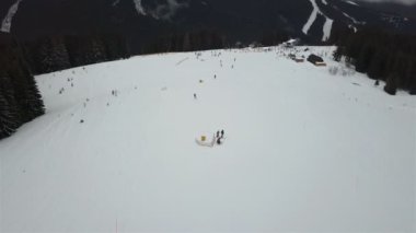 Eğim iniş kayakçılar ve snowboard Kayak tesisi için. Üstten Görünüm