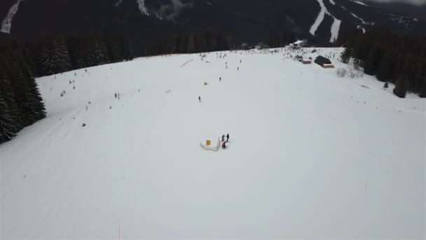 Nachylenie Zesłanie Narciarzy Snowboardzistów Ośrodek Narciarski Widok Góry — Wideo stockowe
