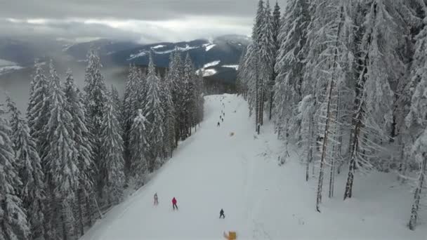 Skiërs Snowboarders Afdalen Van Berghelling Het Skigebied Boekovel Bovenaanzicht — Stockvideo