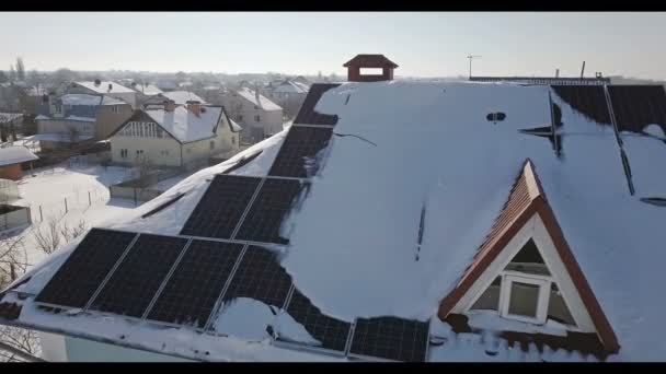Zonnepanelen Het Dak Van Het Huis Een Zware Sneeuwval Winter — Stockvideo