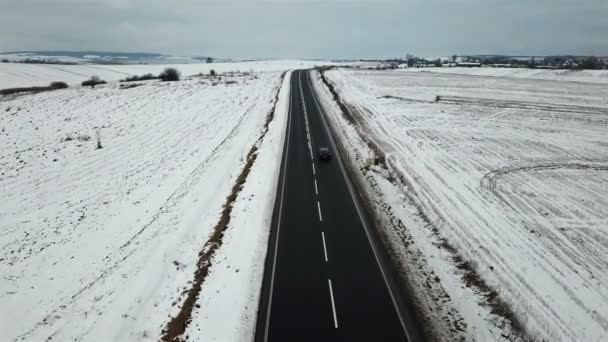 Uitzicht Vanuit Lucht Weg Van Winter Het Veld Waarop Auto — Stockvideo