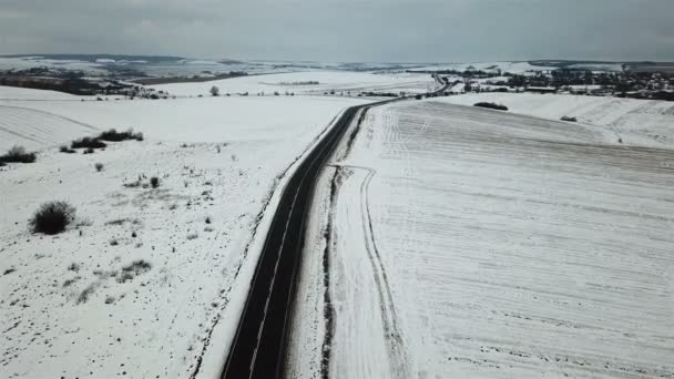 从空气中的冬季道路上的汽车是去的视野 — 图库视频影像
