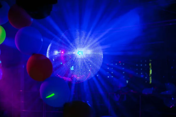 Зеркальный мяч катится в ночном клубе — стоковое фото