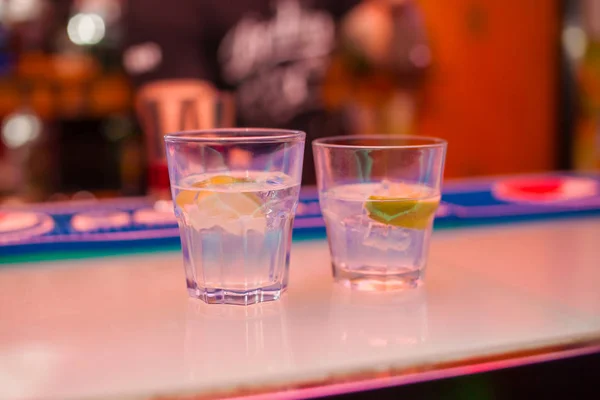 Koktejl s limetkou na bar pult — Stock fotografie
