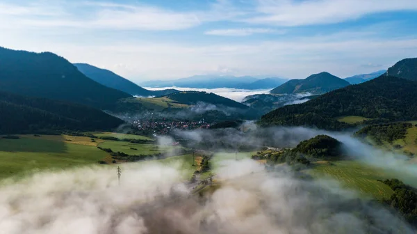 Luftaufnahme durch Wolken zur Stadt Dolny Kubin — Stockfoto