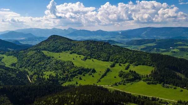 Luftaufnahme einer grünen Wiese in der Tatra im Sommer — Stockfoto