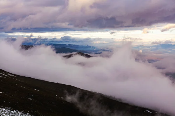 Widok na Tatry Wysokie z mgłą i śniegiem — Zdjęcie stockowe