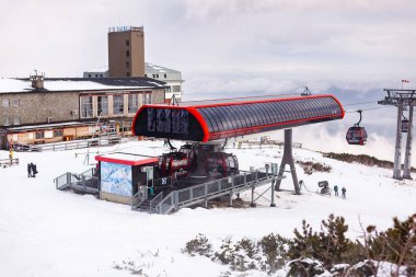 Poprad, Slovakya Cumhuriyeti - 7 Aralık 2019: Kablo kamaraları göndermek için istasyon