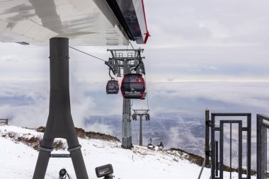 Poprad, Slovakya Cumhuriyeti - 7 Aralık 2019: Kablo kamaraları göndermek için istasyon
