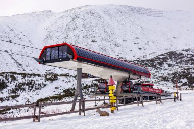 Poprad, Slovakya Cumhuriyeti - 7 Aralık 2019: Kablo kamaraları göndermek için istasyon