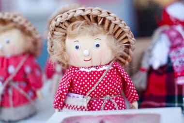 Kırmızı elbiseli samandan yapılmış bir büyükannenin fotoğrafı..