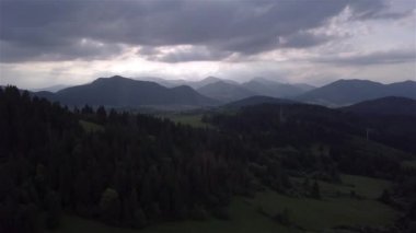 Gün batımında Slovak Tatralarında yeşil ağaçların hava manzarası
