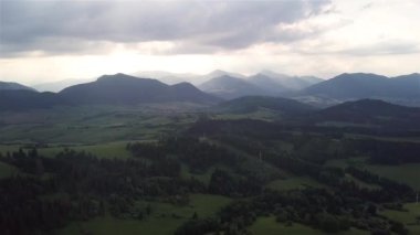 Gün batımında Slovak Tatralarında yeşil ağaçların hava manzarası