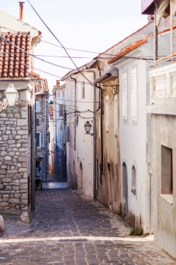 Krk adasında Hırvatistan 'ın boş, dar sokakları.