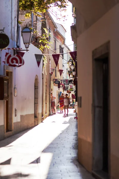 Njivice Kroatien April 2019 Touristen Spazieren Durch Die Engen Gassen — Stockfoto