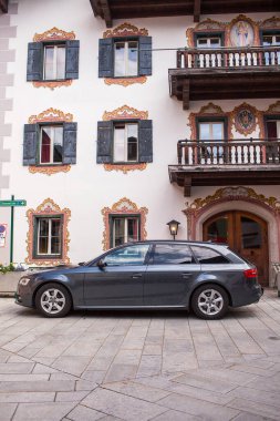 Lofer, Avusturya - 31 Mayıs 2018: Araba Avusturya 'daki eski ahşap evlerin arasına park edildi.