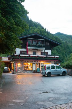 Lofer, Avusturya - 31 Mayıs 2018: Alplerde eski, antika, taş bir ev yer almaktadır.