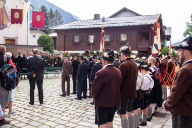 Lofer, Avusturya - 31 Mayıs 2018: Ulusal kostümlü askeri geçit töreni.