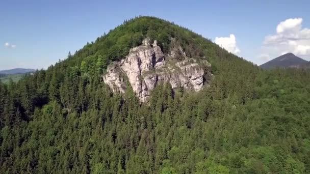 Vue aérienne d'un grand rocher au sommet d'une montagne dans les Tatras slovaques — Video