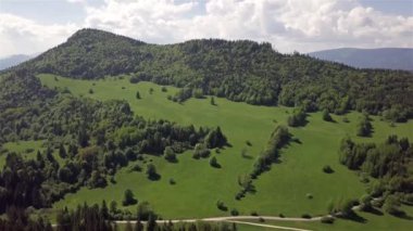 Slovak Tatralarında yeşil tarlası ve yolu olan dağların havadan görünüşü