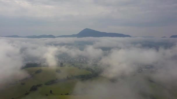 Luchtfoto Van Stad Dolny Kubin Door Wolken — Stockvideo