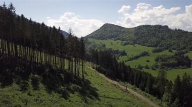 Slovak Tatralarındaki dağların hava manzaralı yolu