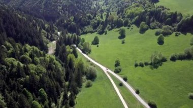 Slovak Tatralarındaki dağların hava manzaralı yolu